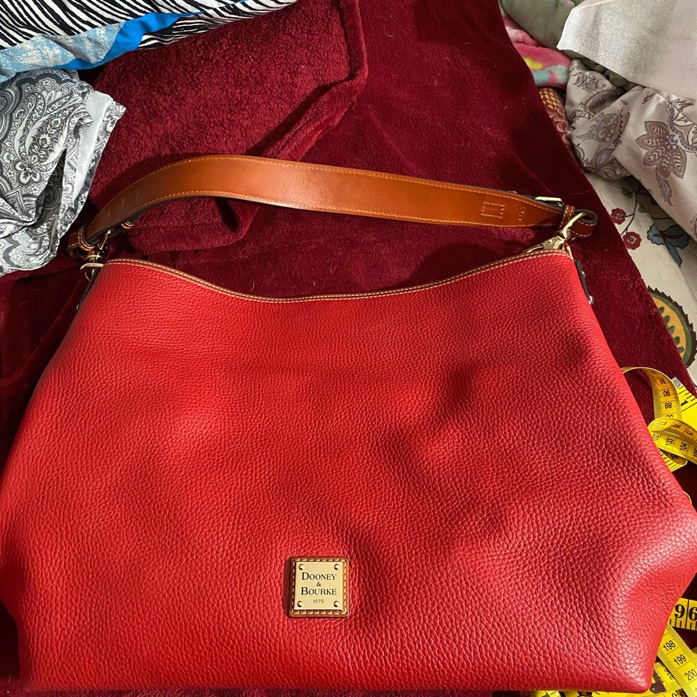 Dooney and Bourke hobo bag clean , almost new no scratches